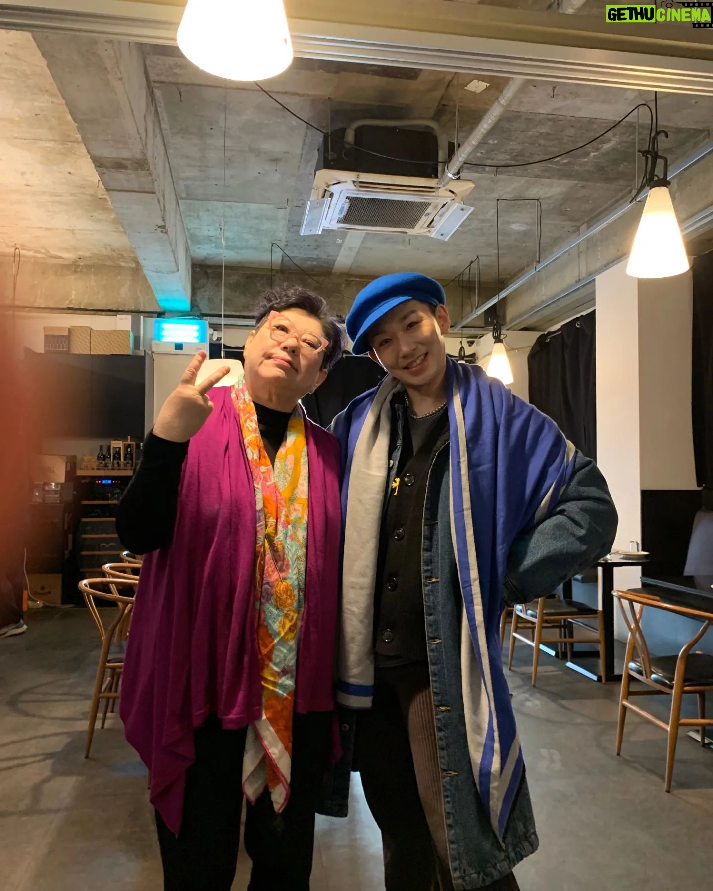 Yang Hee-eun - 3.4K Likes - 그니까 김호영의 늦은생일과
박미선의 미리생일축하
점심은 아주 넉넉하고 맛났지!
날은 쌀쌀했지만
접시마다 감탄감탄!
#양희은 #박미선 #김호영
#그럴수있어
#MBC여성시대