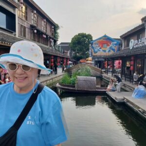 Yang Hee-eun Instagram - 중국 강남수향!
서당 오진 주장 소주
불이 켜지면 역시
운하마을 답게
물에 반사되며 더더욱
화려해지는....풍광
좋았다!
*사진/오영숙