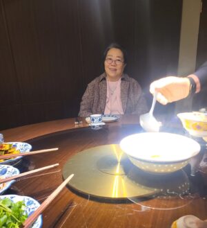 Yang Hee-eun Instagram - 금요일 점심은 계향각에서
희경,경미,그리고 오라버니와
반찬/오이,연근,고수냉채
요리/누룽지탕,패주아스파라거스볶음
배추완자탕,안매운우럭찜
한달 감기로 고생하시던 분께서
모처럼 제대로 잡순
정성 가득한 신계숙셰프솜씨!!!
#양희은 #양희경 #신계숙 #계향각