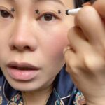 Yang Ge Instagram - #grwm Stamp eye liner with star ⭐️ is so genius And red ❤️ mascara is fire 🔥