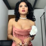 Yany Prado Instagram – Muy pronto por  @telemundointl  llegara a sus pantallas “El Conde”. 💥💥 @telemundoseries 
Estoy feliz de que muy pronto conocerán a “Violeta 💋” Una mujer con defectos y virtudes y con una gracia y sensualidad despampanante. La amé ✨✨
.  Gracias a @telemundointl y @sonypicturesmx por confiar en mi para interpretar este personaje y por hacerme parte de su gran familia.
A mi equipo @centurytalent gracias por ser mi armadura en cada batalla , por ser mi guardián en cada aventura . 
Y a todos ustedes por seguirme en cada paso que doy en este extraordinario camino . Son increíbles .GRACIAS❕❕❤️❤️❤️❤️❤️❤️❤️

#elcondetelemundo #violetaelconde @ip9studios #telemundo #50sstyle #elconde