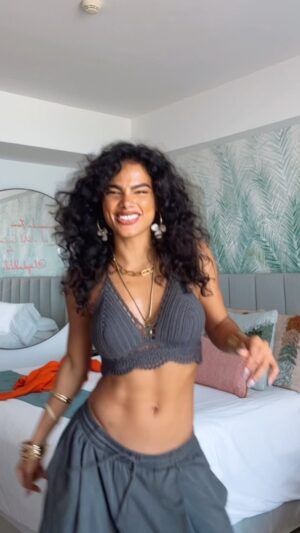 Yany Prado Instagram - “Cubana , con la cintura “
#labrujeriayolametoconlacintura