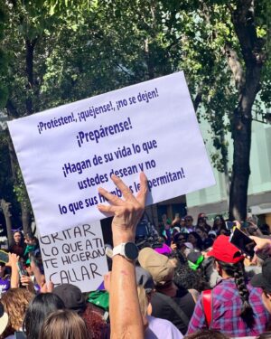 Yany Prado Instagram - Se escuchó fuerte mi voz porque no estaba sola , estábamos todas !!!!!!! 
8M 💜💚💚💜💚💜💚💜💚 .
Esta vez la marcha fue en México 🇲🇽 , rodeada de tantas mujeres valientes y poderosas. Esta lucha la hacemos y la ganamos todas !!!!! 

#diadelamujer #8m #mexico #noalmachismo #nomasfemicidios