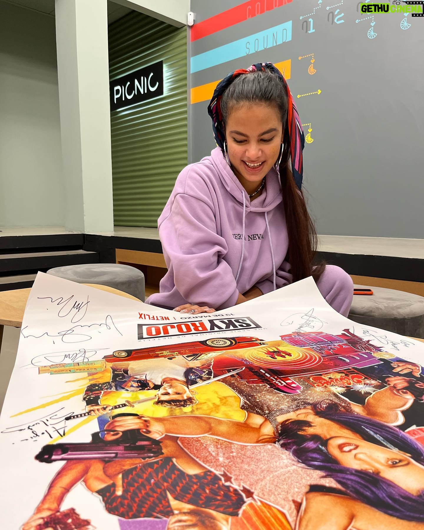 Yany Prado Instagram - Gracias a toda mi familia de @vancouvermediaproducciones , a @alexpinaoficial por darme la oportunidad de darle vida a GINA en @skyrojo . Fue una experiencia extraordinaria ! Oficialmente hemos terminado de rodar la 3ra y última temporada de @skyrojo y no puedo estar más satisfecha con mi trabajo y con mis compañeros/amigos que hice en esta historia de mi vida . Gracias a mi Equipo @centurytalent , @juancarlosmanager por ir de la mano conmigo y darme fuerzas para seguir adelante sin miedo a nada . Y a todos los que me falta mencionar que pusieron su granito de arena por mi , saben que los quiero . GRACIAS !!!! 💫💫 @tiagorodrigocorrea 😍 @veronicasanchezoficial 💋 @lalioficial 💋@asieretxeandia 💋@miguelangelsilvestre 💋 @catalinasopelana 💋 @niko.verona 💋