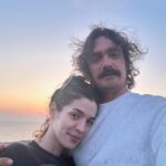 Yaprak Medine Instagram - Güzel sevgilim.Seni,seninle olmayı,ruhunu,kalbini,zihnini,gücünü,sana dair olan her şeyi çok seviyorum.Bütün hayatlarımı seninle yaşamayı dilerim🙏🏻 İyi ki.❤️Varlığınla yeşerttiğin nice aşkların,dostlukların,işlerin,sağlığın olsun.Nice senelere 🌹🫂