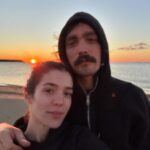 Yaprak Medine Instagram - Güzel sevgilim.Seni,seninle olmayı,ruhunu,kalbini,zihnini,gücünü,sana dair olan her şeyi çok seviyorum.Bütün hayatlarımı seninle yaşamayı dilerim🙏🏻 İyi ki.❤️Varlığınla yeşerttiğin nice aşkların,dostlukların,işlerin,sağlığın olsun.Nice senelere 🌹🫂