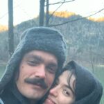 Yaprak Medine Instagram - Güzel sevgilim.Seni,seninle olmayı,ruhunu,kalbini,zihnini,gücünü,sana dair olan her şeyi çok seviyorum.Bütün hayatlarımı seninle yaşamayı dilerim🙏🏻 İyi ki.❤️Varlığınla yeşerttiğin nice aşkların,dostlukların,işlerin,sağlığın olsun.Nice senelere 🌹🫂