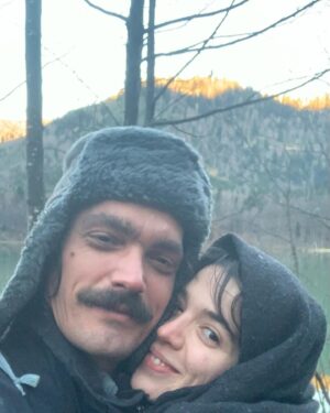 Yaprak Medine Instagram - Güzel sevgilim.Seni,seninle olmayı,ruhunu,kalbini,zihnini,gücünü,sana dair olan her şeyi çok seviyorum.Bütün hayatlarımı seninle yaşamayı dilerim🙏🏻 İyi ki.❤️Varlığınla yeşerttiğin nice aşkların,dostlukların,işlerin,sağlığın olsun.Nice senelere 🌹🫂