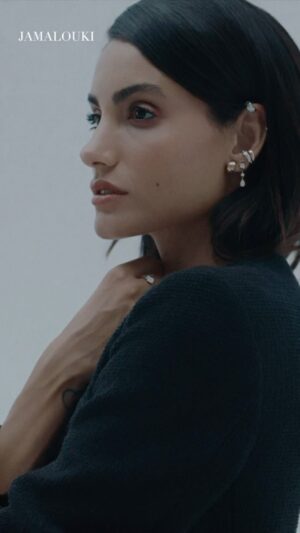 Yara Azmy Instagram - Lucky Charm
@YaraAzmy explores the contemporary charm of @chanel fine jewelry.

🎥 @hoyjear 

من جلسة التصوير الخاصة مع #يارا_عزمي و #شانيل 

#YaraAzmy #N5Collection #CHANELfinejewelry
#CocoCrush #JamaloukiMag