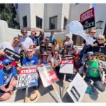Yara Martinez Instagram - Heart full 💙from our #TheTick day picket. Got to catch up with people I love, meet new people, eat spoon cookies and got the most incredible fan art👁⚡️Thank you @susanhurwitzarneson and @benedlund for putting it together 💙✊🏼💙✊🏼 #wgastrong