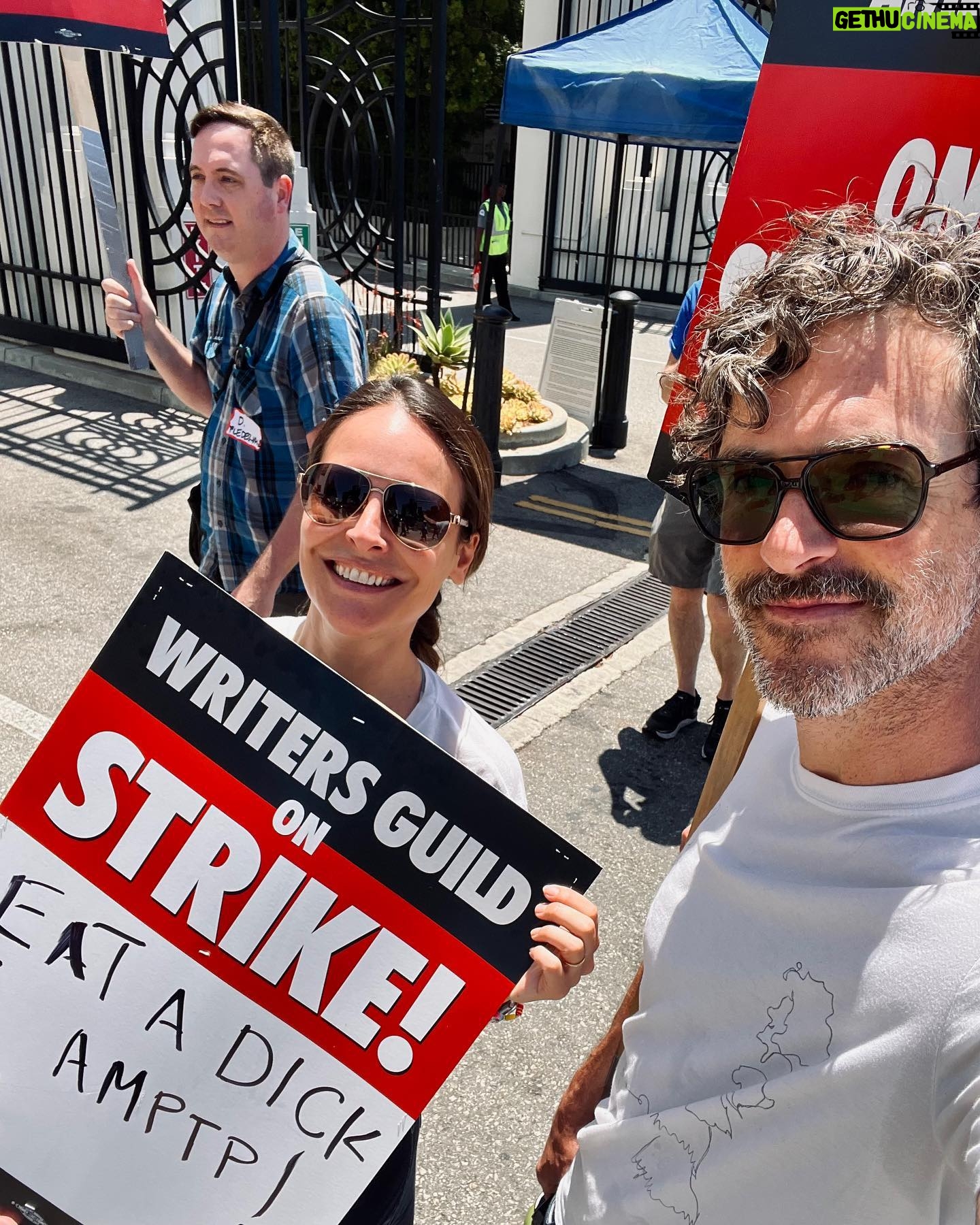 Yara Martinez Instagram - Heart full ๐from our #TheTick day picket. Got to catch up with people I love, meet new people, eat spoon cookies and got the most incredible fan art๐โก๏ธThank you @susanhurwitzarneson and @benedlund for putting it together ๐โ๐ผ๐โ๐ผ #wgastrong