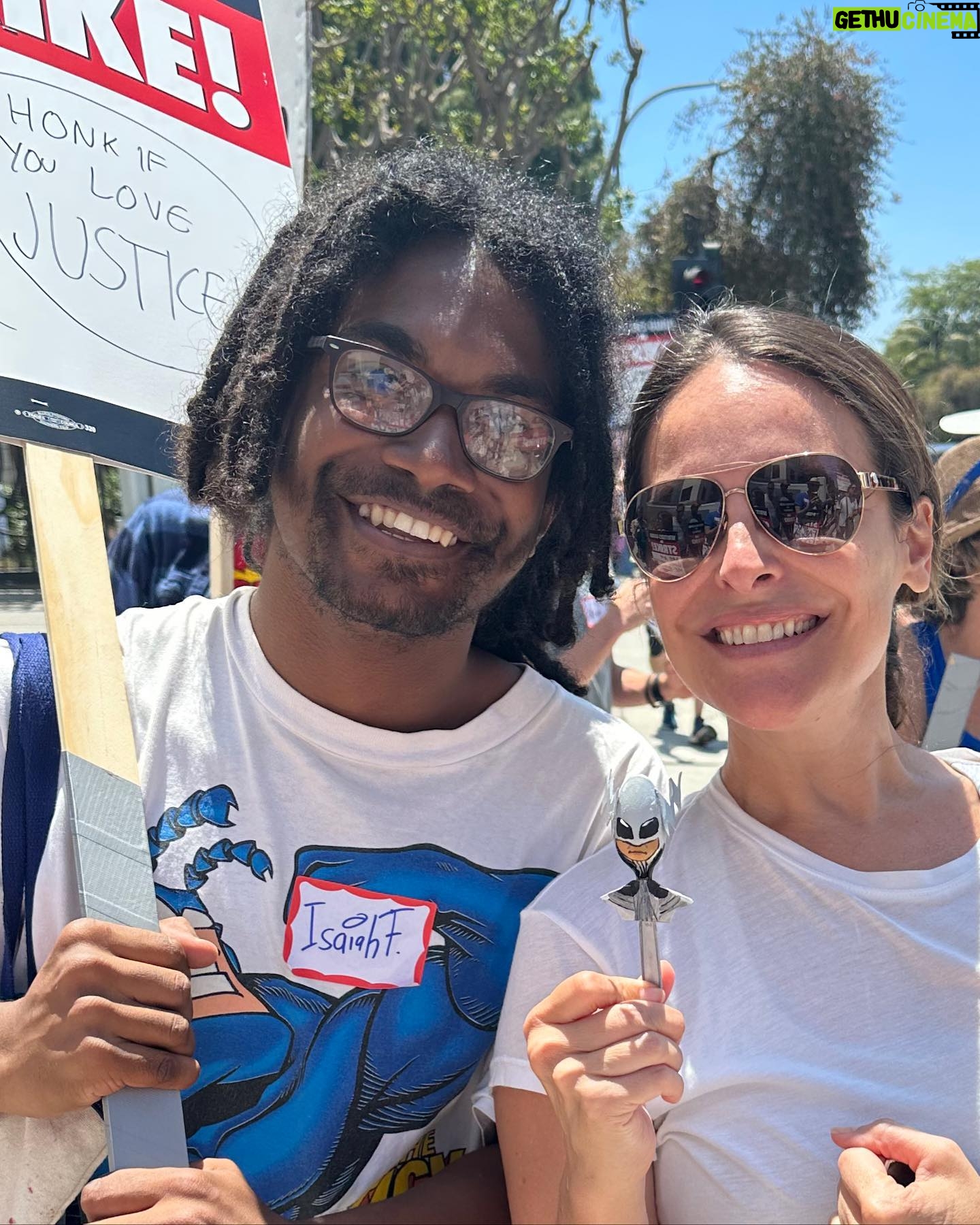 Yara Martinez Instagram - Heart full ๐from our #TheTick day picket. Got to catch up with people I love, meet new people, eat spoon cookies and got the most incredible fan art๐โก๏ธThank you @susanhurwitzarneson and @benedlund for putting it together ๐โ๐ผ๐โ๐ผ #wgastrong