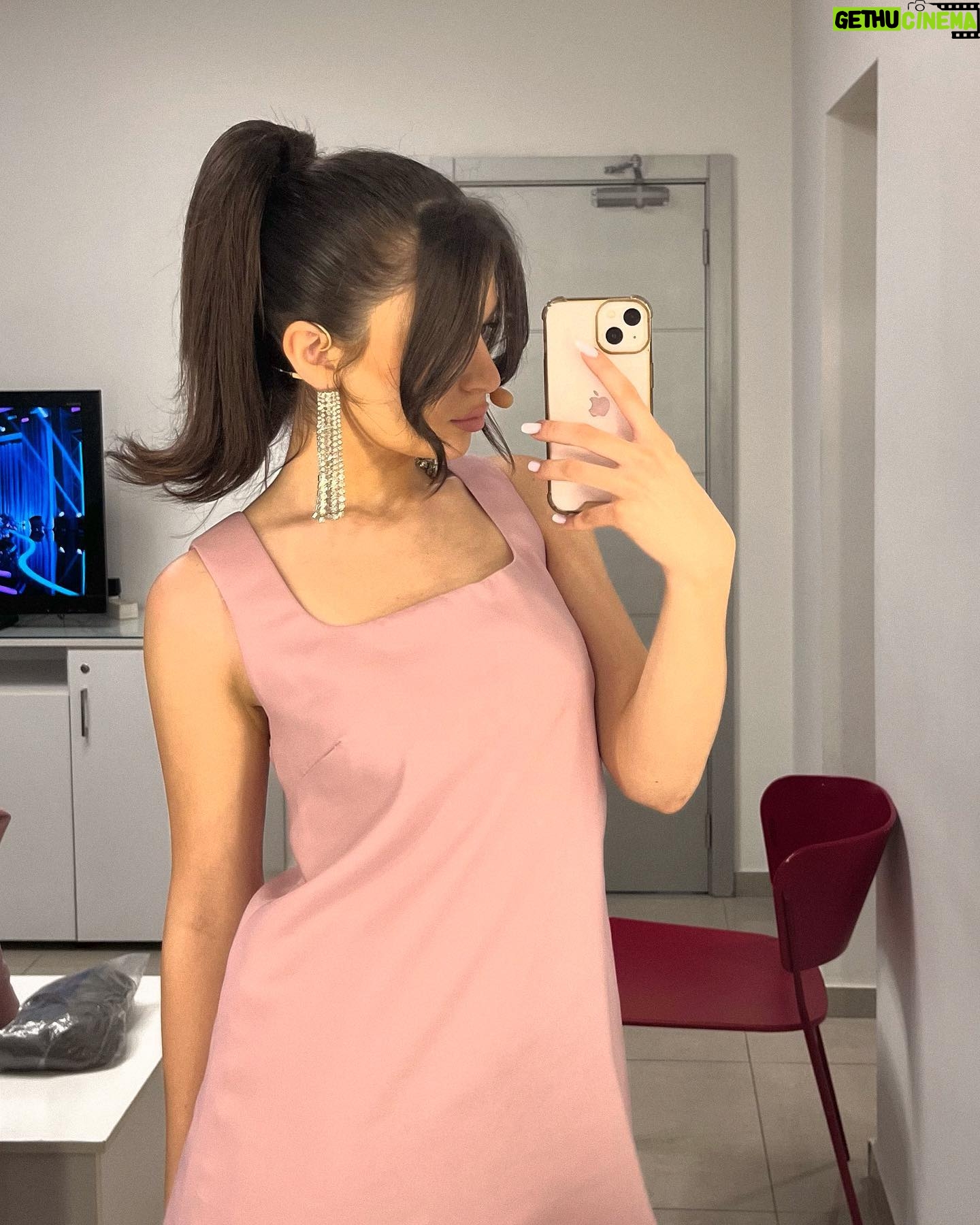 Yara Mustafa - 31.1K Likes - had the best time evaaa with @mbc1 #Ψ§ΩΩΩΩΨ©_Ψ―ΩΨ¨ π©Ά
styled by my favvv @jad.toghuj in custom @nour_muhtaseb π«Άπ»
& hair by the best @georgeselmendelek