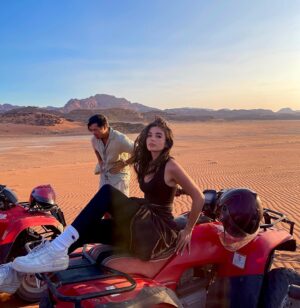 Yara Mustafa Instagram - let’s pretend no one is fake throwing up behind me 😁