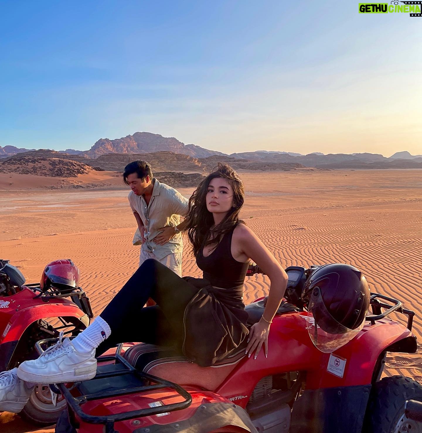 Yara Mustafa - 62K Likes - letβs pretend no one is fake throwing up behind me π