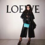 Yara Mustafa Instagram - thank you for having me 🖤@loewe #loewe