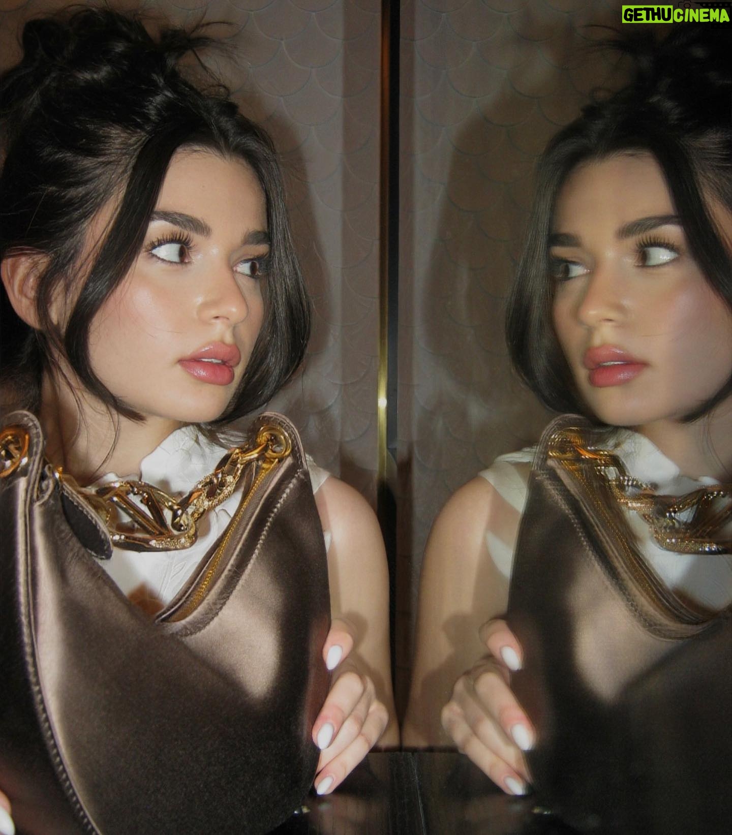 Yara Mustafa - 30.8K Likes - double vision @maisonvalentino #vlogomoonbag
