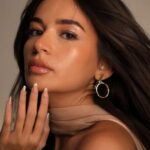 Yara Mustafa Instagram – So excited to introduce @maxfactorarabia’s new Miracle Pure Serum. It has all my favorite ingredients like Niacinamide and Vitamin C for the perfect glow from within ✨ #Miraclepureserum #maxfactor #goldenhour