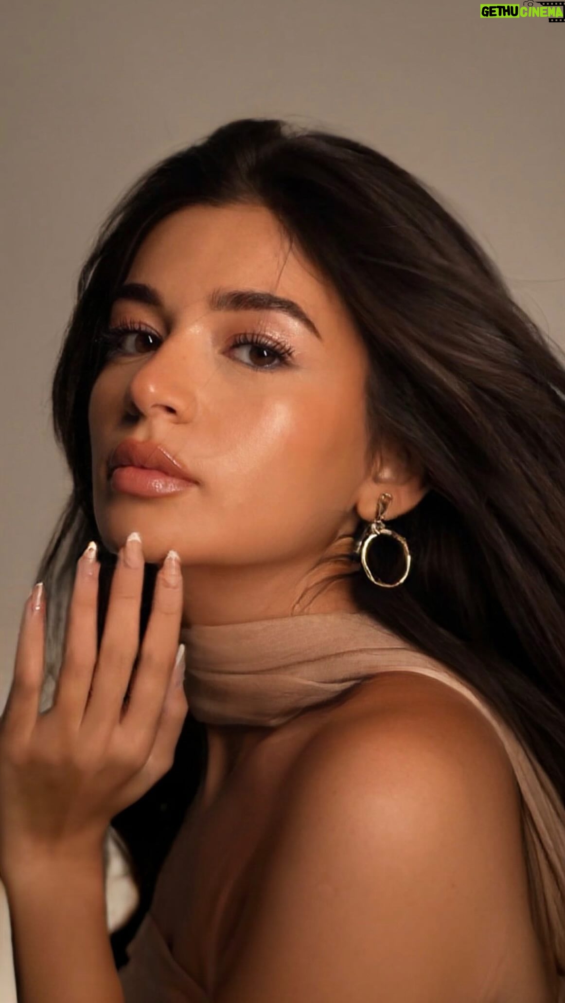 Yara Mustafa Instagram - So excited to introduce @maxfactorarabia’s new Miracle Pure Serum. It has all my favorite ingredients like Niacinamide and Vitamin C for the perfect glow from within ✨ #Miraclepureserum #maxfactor #goldenhour