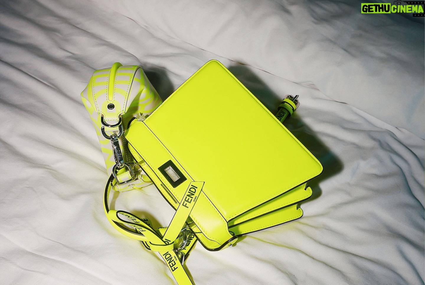 Yara Mustafa - 26.1K Likes - cozied up with @fendi π€
#MarcJacobsXFendi
@mrkimjones
@silviaventurinifendi
@themarcjacobs