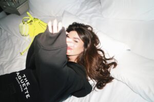 Yara Mustafa Instagram - cozied up with @fendi 💤

#MarcJacobsXFendi 
@mrkimjones 
@silviaventurinifendi 
@themarcjacobs