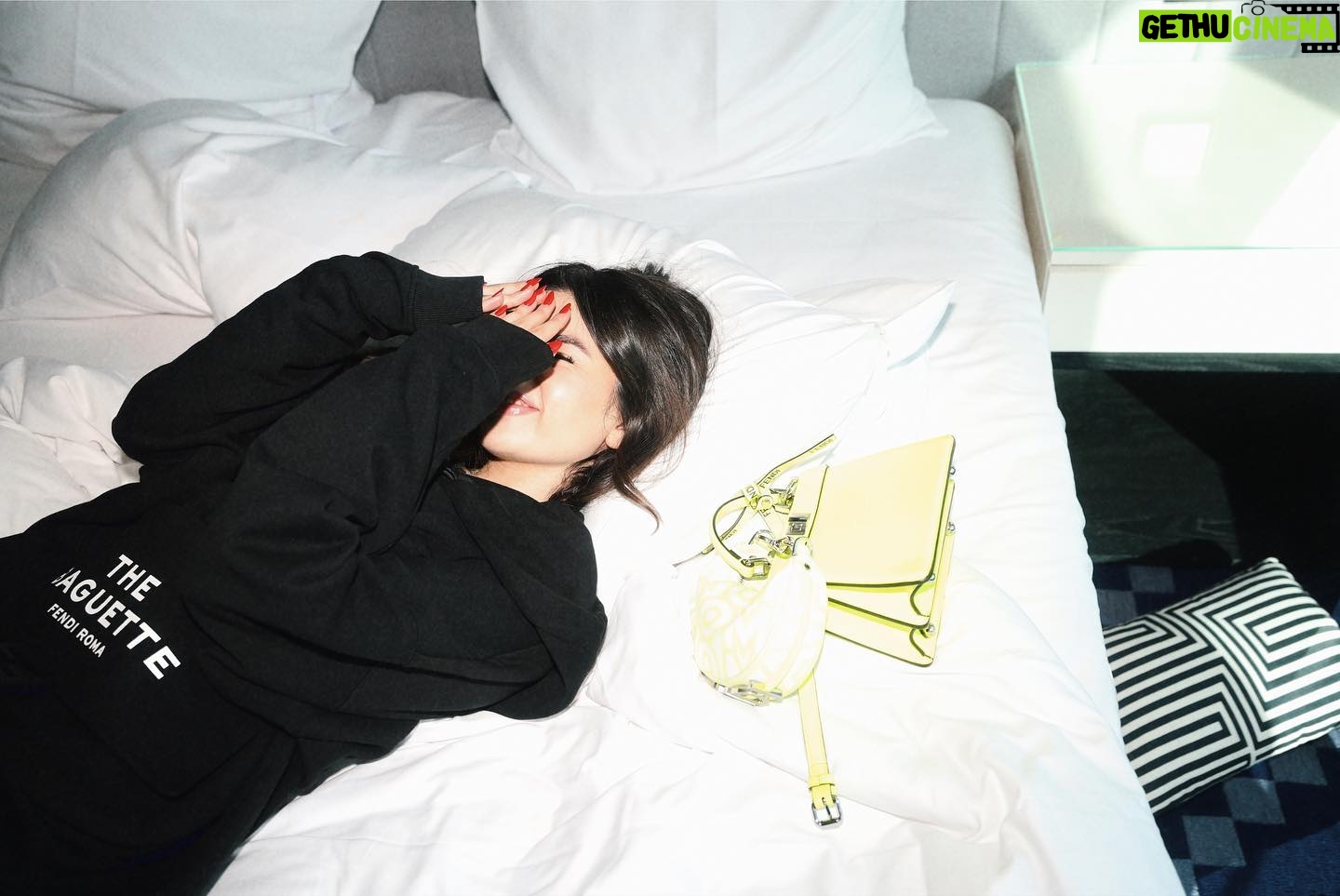Yara Mustafa - 26.1K Likes - cozied up with @fendi π€
#MarcJacobsXFendi
@mrkimjones
@silviaventurinifendi
@themarcjacobs