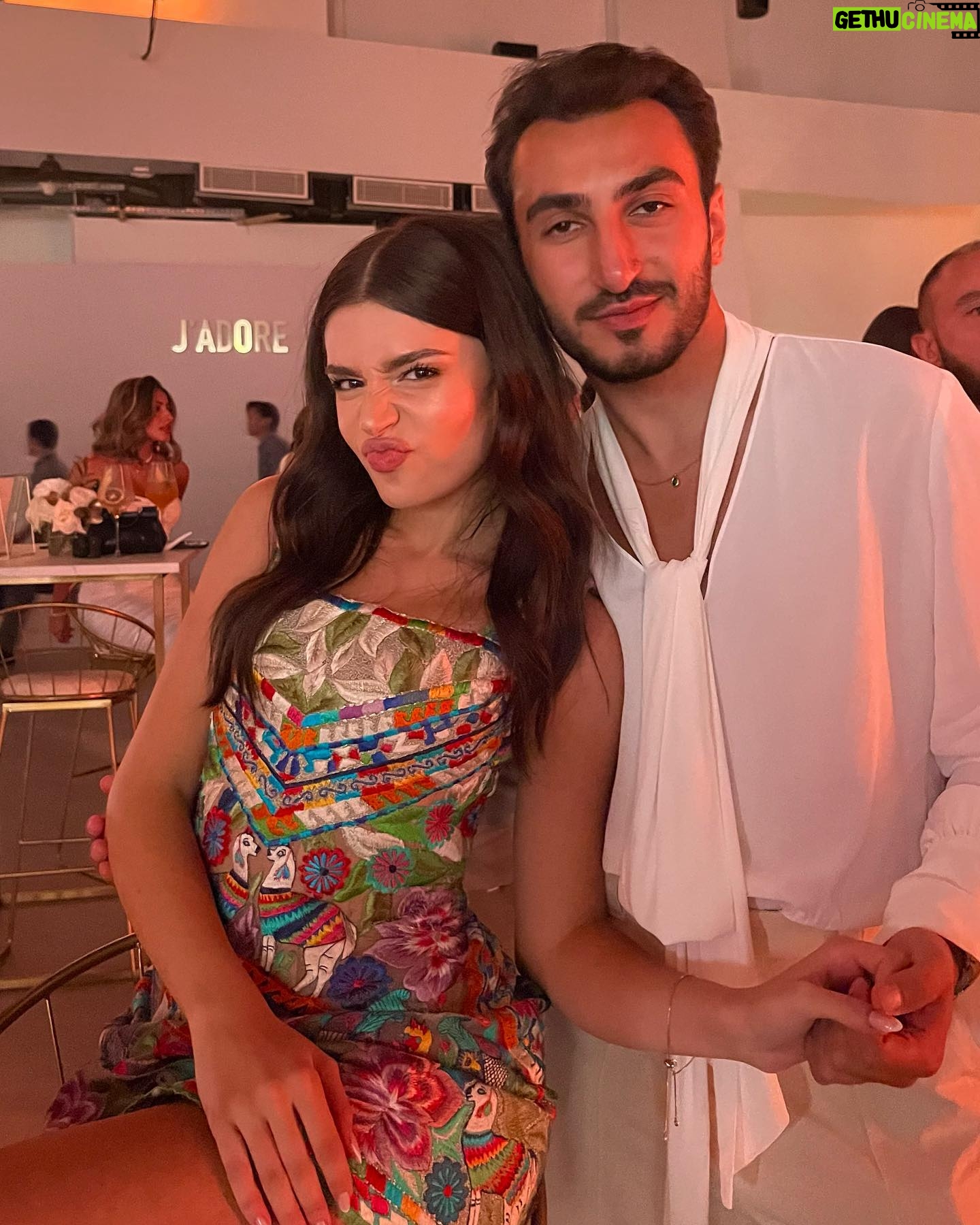 Yara Mustafa - 29.2K Likes - love my @diorbeauty fam π
styled by @jad.toghuj in my fav @nour_muhtaseb