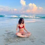 Yare Santana Instagram - 🩵🌊 𝒸𝓊𝒶𝓃𝒹𝑜 𝑒𝓈𝓉𝑜𝓎 𝒸𝑒𝓇𝒸𝒶 𝒹𝑒𝓁 𝓂𝒶𝓇 𝓈𝓊𝑒𝓁𝑜 𝓋𝑒𝓇 𝑒𝓁 𝒶𝓂𝒶𝓃𝑒𝒸𝑒𝓇 𝑒𝓃 𝓁𝒶 𝑜𝓇𝒾𝓁𝓁𝒶…𝓉𝑜𝒹𝑜 𝑒𝓈 𝒸𝒶𝓁𝓂𝒶… 𝓎 𝓉𝑜𝒹𝑜 𝒸𝑜𝒷𝓇𝒶 𝓈𝑒𝓃𝓉𝒾𝒹𝑜…