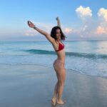 Yare Santana Instagram - 🩵🌊 𝒸𝓊𝒶𝓃𝒹𝑜 𝑒𝓈𝓉𝑜𝓎 𝒸𝑒𝓇𝒸𝒶 𝒹𝑒𝓁 𝓂𝒶𝓇 𝓈𝓊𝑒𝓁𝑜 𝓋𝑒𝓇 𝑒𝓁 𝒶𝓂𝒶𝓃𝑒𝒸𝑒𝓇 𝑒𝓃 𝓁𝒶 𝑜𝓇𝒾𝓁𝓁𝒶…𝓉𝑜𝒹𝑜 𝑒𝓈 𝒸𝒶𝓁𝓂𝒶… 𝓎 𝓉𝑜𝒹𝑜 𝒸𝑜𝒷𝓇𝒶 𝓈𝑒𝓃𝓉𝒾𝒹𝑜…