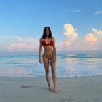 Yare Santana Instagram - 🩵🌊 𝒸𝓊𝒶𝓃𝒹𝑜 𝑒𝓈𝓉𝑜𝓎 𝒸𝑒𝓇𝒸𝒶 𝒹𝑒𝓁 𝓂𝒶𝓇 𝓈𝓊𝑒𝓁𝑜 𝓋𝑒𝓇 𝑒𝓁 𝒶𝓂𝒶𝓃𝑒𝒸𝑒𝓇 𝑒𝓃 𝓁𝒶 𝑜𝓇𝒾𝓁𝓁𝒶…𝓉𝑜𝒹𝑜 𝑒𝓈 𝒸𝒶𝓁𝓂𝒶… 𝓎 𝓉𝑜𝒹𝑜 𝒸𝑜𝒷𝓇𝒶 𝓈𝑒𝓃𝓉𝒾𝒹𝑜…