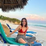 Yare Santana Instagram - la última es mi favorita :) PD: encuentra a la señora en el arbusto… #felizsábado #smile #nofilter #momentospararecordar #casa #reír #agradecer #gracias