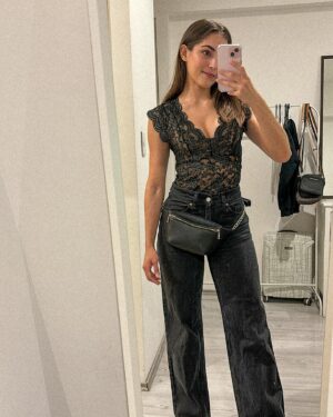 Yare Santana Instagram - “El amor es un escándalo de tipo personal”. 🧡

 #mirror #orange #black #antonchejov #flowers #mayo #dump #mesdemicumple #labios