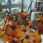 Yare Santana Instagram - “El amor es un escándalo de tipo personal”. 🧡 #mirror #orange #black #antonchejov #flowers #mayo #dump #mesdemicumple #labios