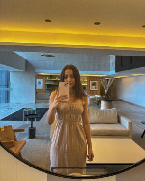 Yare Santana Instagram - “El amor es un escándalo de tipo personal”. 🧡

 #mirror #orange #black #antonchejov #flowers #mayo #dump #mesdemicumple #labios