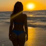 Yare Santana Instagram - ༄ 𓆉 ✵ #varadero #beach #sea #sunset #blue #orange #bird #sand #sun #home