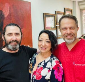 Yasemin Yalçın Instagram - Prof. Dr. Mehmet Vefik Yazıcıoğluna tetkikler için gittiğimde, çok sevgili arkadaşım Peker Açıkalınla karşılaştık. Meğer doktordaşmışız. 😄.Eee doktorumuz gerçekten muhteşem. Ve.. bizi kavuşturduğu için de çok teşekkür ederiz. Konservatuar anılarımızı da
yadettik.
Canım Peker’im sana sağlıklı uzuun yıllar dilerim🙏🏼❤️, sevgili doktorumuzu da Allah başımızdan eksik etmesin, sağlıklıcakla kalın. 💜💜💜