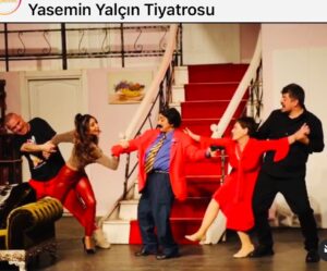 Yasemin Yalçın Instagram - 19 KASIM CUMA AKŞAMI,
“EMLAKÇIYI BEKLERKEN “
OYUNU İLE PERDELERİMİZİ AÇIYORUZ..TÜM TİYATROLARIN ALKIŞLARI BOL OLSUN 💜🧿