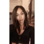 Yasemin Öztürk Instagram - #mutlugünler #mutluseneler #2021sonselfie 2021 e veda zamanı… yoğun pandemi süreci sonrası rahatlama,biraz olsun ohh diyebileceğimiz zamanda doğa ananın feryadı hava su toprak ateş derken O ateş düştüğü her yerleri yaktı, her bir zor zamanımızda tutunduğumuz umudumuza gücümüze sevgimize sarıldık yeri geldi birbirimize sarıldık, yılın son anlarına dek yola devam etmek için vazgeçmeden ayakta durabilmenin hafifliğini yaşıyoruz hep beraber… 2022 evlere bedenlerimize aklımıza sağlık, kalplere sevgi, ceplere gani gani para, gözlere güzellikleri görebilmek, kulaklara sezgisel dinlemek, özümüze dönmek, kendimizi , hayatı tüm gerçekliği ile görüp güvenle cesaretle her şeye rağmen yola devam edebilmeyi ve ruhunuzu mutlu edecek her bir güzelliği kendimize yaşatabilmeyi diliyorum ..Mutlu Seneler Herkese 🧚🏼‍♀️🎉🎈💥💃🏽🐣🎭