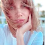 Yasemin Hadivent Instagram - Bugün benim doğum günüm. Bugün yaşlı, yaslı, sevinçli #6Haziranım … Otuz dokuz yıl önce yine bir Pazar günü, rüzgarla, yağmurla gelmişim dünyaya. Gökyüzü gümbür gümbürdü diyor annem, şimşekler çakıyormuş kaderime yazılmış balkan şehrinin üstünde. Bu yıl, içimde çakıyor şimşekler. Yağmur yüklü bulutlarımdan ince ince iniyor yaşlar. Beni sarıp sarmalasın diye kıyısına koştuğum deniz bile kaldıramıyor bu ağırlığı. Kadim bir dost, senin içindeki çocuk duruyor da bir olgunluk geldi sana, büyüdün diyor. Büyüdüm, evet. Acılaştım, ama yaş aldıkça katılaşanlardan olmadım! Acıyla olgunlaştım. Meydan okumuyorum hayata artık. Çünkü benim kaybedecek çok şeyim var. Ben, hayata yalnızca direniyorum. Kaynağım olan sevgiyle, beni ben yapan değerlerimle. Sadece, artık kaçırıyorum gözlerimi. Görmesin ruhumun derinliklerini, incitemesin zehirli sarmaşıklar. Çünkü ben yaş aldıkça kalbi hassaslaşanlar zümresindenim. Korumam gerek kendimi. Yüreğimin kıyısına vurup çekilirken dev dalgalar Ataol Behramoğlu’nun şiirindeki sözü duyumsuyorum içimde. Yaşamak, diyor. Yaşamak görevdir yangın yerinde. Yaşamak; direniştir. Akıştır, kabulleniştir. Yaşamak, insan kalarak. Bugün, bir kaç saat sonra, bir deniz kıyısında, seçtiğim tek başınalıkla, başım dik, yüreğimde sevdiklerim yeni bir yaşa adım atacağım. Tenimi acıtan kara yün kazağı çıkardım üzerimden. Yine giyindim beyazlarımı, yine özendim. Beni şimdi cennet bahçelerinden izleyen, dün akşam sürpriz pastamın mumlarını birlikte üflediğim, ışığım Melisa’cığım için, anneciğim, küçüğüm Nazeninim, Can’ım, gökyüzünde ve yeryüzündeki tüm sevdiklerim ve beni sevenler için. Tam da şu an Dancing Queen çalıyor otelin barında. İçimdeki çocuk gülümsüyor. Bu şarkıyı Çiçek de çok sever, hafif dönüyorken başım evet bu yıl ilk defa sarhoşum, daha fazla yazmak gelmiyor içimden.. Su kıyısına gitmeliyim şimdi…. Ve bir adım sonra, yaş otuz dokuz. Zehirli sarmaşığımdan kurtuldum. Kendimi yeniden doğurdum. Hayat; bildiğin gibi gelme, yüreğim gibi gel. Lütfen ! Teşekkürler.. ps; Can’ımızın biricik ablası i, Malisa’cığım; teyze ikiniz için gülümseyecek… #661982