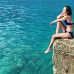 Yasemin Hadivent Instagram - ….. o gizli kıyıda. ✨🐬 Bir şiirin içinden bakmak dünyaya…