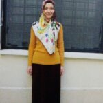 Yasemin Hadivent Instagram – 4 yıl önce bugün, Halime’nin ardından 2018 tarihli bir iç dökümü.

Halime Gülsu 33 yaşındaydı.Benden iki yaş küçük.
Güzel, temiz yüzlü,  genç bir ingilizce öğretmeni.
Artık bu dünyada değil.
20 Şubat’ta  girdiği cezaevinden tabutun içinde çıktı!
15 yıldır SLE hastasıydı.
Suçu, yakını cezaevinde olan dışardaki mağdurlara yardım etmekti.
İçli köfte yapıp sattığı için gözaltına alınan 80 kadından biriydi. 
15 gün gözaltında tuttular.
İlaçlarını vermediler, ibraz edilen raporları kaybettiler. SLE hastalığı kronik bir hastalık.
Merkezi sinir sistemi ile vücudun pek çok organını etkileyen ve sürekli kontrol/tedavi gerektiren bir rahatsızlık.
Ne gözaltında ne de cezaevinde ilaçları verilmediği gibi hakkındaki kritik raporlara da itibar eden olmadı.
Her ay kontrol edilmesi gereken, ilaçlarını düzenli olarak alması gereken bu kadın, cezaevinde kaderine terk edildi.
Hastaneye sevk edilmedi.
İlaçları temin edilip verilmedi.
Yakınlarının çırpınması fayda etmedi.
İki buçuk ay böyle geçti. 21 kişilik koğuşta tutuluyordu Halime…
İhtiyaçlarını karşılayacak durumda değildi.
Konuşmakta güçlük çekiyordu, derdini anlatacak hali dahi yoktu.
Koğuşta iki defa komaya girdi.
Bir defasında dili boğazına kaçtı, koğuş sakinleri müdahale edip boğulmaktan kurtardı. 
En son, 25 Nisan Çarşamba günü Mersin şehir hastanesine sevk edildi.
Aynı gün, tekrar cezaevine gönderildi.
28 Nisan Cumartesi yani bu sabah saatlerinde veya sabaha doğru bilemiyoruz, vefat etti.
İçim acıyor.
Hikâyesini okuyan herkesi kahreden bir zulüm bu. 
2015’te üniversiteyi bitirip İngilizce öğretmeni olmuştu.
Bir yıl geçmeden OHAL yüzünden işini kaybetti.
Babasını yıllar önce kaybetmişti, yaşlı ve hasta annesine bakıyordu.
Annesine vefatını bir gün boyunca haber veremediler.
Kuddusi Okkır gibi içimi yaktı Halime öğretmen!…
Biliyorum bu ülkede Adalet çoktan öldü! Ama yine de kabul edemiyorum bunca haksızlığı!…
İçime sinmiyor. 
Birçoğumuzun haberi bile yoktur.
Çünkü çok meşgulüz!
Şehit haberlerini de neredeyse kanıksadık.
Bir maç kadar konuşulmadı.Ne kadar yazık.
Halime öğretmeni, en temel hak olan yaşama hakkından mahrum bırakılanları görmüyoruz! 
Ama doğru ya, yukardakiler de çok meşgul, şimdi seçim var!.