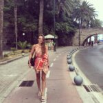 Yasemin Hadivent Instagram - Dünya salgından kırılmamış, henüz duvarlar örülmeye başlanmamış, biz acılaşmamışken… Karşı kıyının caddelerinde özgürce yürüdüğüm bir gün, dün gibi, bugün. Ne çok şey değişti. #Kos #2017 #DünGibiBugün
