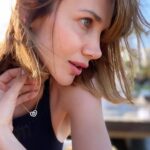Yasemin Hadivent Instagram - Bir adım kedi çocuk benim. Görünmez kanatlarımla bazen baykuş kız olurdum, bazen kertenkele. -emir büyük yerden- 🧚🏻‍♀️ Ben Yasemin… İki kapılı bu handa, en çok teyze olmayı sevdim.