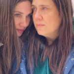 Yasemin Hadivent Instagram - “Al yalnızlığını gel! Korkma, sıkılmayız. Senin yalnızlığın benim yalnızlığımla konuşur, Biz ikimiz susarız.” #AzizNesin Bı dizeler bana hep seni hatırlatıyor Uğur ablacığım. Acıdan lal kesilmişken yüreğim, çatkapı gelip beni bulduğun ve uzun uzun sustuğumuz o akşamı.Jonathan, sen ve mavi sevgilim; yarenlik etmiştiniz bana sessiz ve derin…. Dün, bugün ve yarın…. Kalbimde çok özel yerin. @ugurdemirpehlivan 🌹