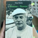 Yasemin Hadivent Instagram - Halktan yana, özgürlükten yana, insanın kurtuluşundan yana, aşktan yana cesur bir aydın Onat Kutlar. En yakınlarından bile vefasızlık gördüğünü düşünüyor buna içerliyorum. Daha çok okunmalı, daha çok anılmalıdır. Bence bir başyapıt olan İshak’la başlayabilir, Yeter ki Kararmasın’la devam edebilirsiniz. Terör belasının insanlık ağacının dalından kopardığı bu yedivereni, ülkemiz için, insanlık için büyük kayıp olan bu çiçek gibi insanı okuyun, hatırlayın, hatırlatın! O bu ülkeyi ve insanları çok sevdi. #OnatKutlar #sinemasinema