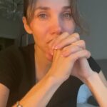 Yasemin Hadivent Instagram - #Gaza Kolum, bacağım, her yerim ağrıyor. 7 Ekim gününden beri her gün kalbim kanıyor, ruhum kanıyor. Birkaç gün öncesine ait olan bu videonun tamamını yayımyalamayacağım, bu soykırıma son verilmedikçe de gözyaşı dökmeden konuşabileceğimi sanmıyorum. Bu nedenle videoyu kendime en hakim olabildiğim yerden keserek, kısaca ve kalbim Gazze’deki masumlarla bir atarak; insanlığa dair yaşamış olduğum hayal kırıklığı… ps: Yazmaya devam edeceğim, masumların yanında olmaktan ve barış için çağrı yapmaktan vazgeçmeyeceğim. Barışı sağlayın. Barış; çocuklar için. #genocide #israil #stopthegenocide #gazaunderattack #palestine #filistin 💔 #savethechildern #peaceathomepeaceintheworld