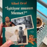 Yasemin Hadivent Instagram - #işitiyormusunmemet Bu kitabı okuyalı bi hayli zaman oluyor, ancak şimdi paylaşabiliyorum sizlerle. Buruk bir yaşam öyküsü.Hüzünlü çok. Kitabın ismini aldığı şiiri bilirsiniz. “Karşıyaka Memleket / Sesleniyorum Varnadan / İşitiyor musun Memet ? “ İşte bu şiirde bahsi geçen Memet, Türkçemizin büyük şairi Nazım Hikmet’in dayı kızı Münevver hanımdan olan biricik oğlu Memet. Mehmet Borzeçki. Soyadı babasının babasından, hatta anne tarafından babasından kalma. @sibeloral münzevi bir hayat tercih etmiş olan Memet’in anısına büyük bir titizlik göstererek bu kitabı oluşturmuş. Bence müthiş bir kitap yazmış. Merak edenler lütfen alıp okusunlar. Kitaba yapılan eleştirileri dışarda tutarak projektörümü tamamen bu kitabın yazılma sebebi olan Mehmet’e çevirdim. Bazı yanlış anlaşılmaların ise düzeltileceğine inanmak istiyorum çünkü Mehmet Fuat da bizim için çok değerlidir. Memet; yaşamı boyunca görünmek tanınmak istememiş, birçok kimsenin varlığından habersiz olduğu, tek başına bir insan. Mutlu günleri de olmuş elbette. Mesela, seçtiği dostlarından oluşturduğu aile sofralarında. Mesela, aşığı olduğu Dede Efendi ve Türk müsikisinden ezgiler arasında. Ama bir yanı hep buruk. Bir yanı hep çocuk. Ağaçlara sarılan, bir gün mektep bahçesindeki bir ağaca çıkıp “benim babam dünyanın en büyük şairi” diye bağıran, babaya hayran, babaya sevdalı ama babayı yaşayamayan, baba hasretiyle yanıp tutuşan, ömrü küskünlük içinde geçen yaralı bir yetişkin. Babası gibi nazik. Babası gibi demişken, bir gün Memet’in evinin işlerini yapan emektarı “babana benziyorsun”, demiş. Mehmet kızmış, hışımla kalkıp “Hiçbir şeyim benzemiyor. Bi şuram benzemiş, demiş, elini kalbine koyarak. Kitabı okumaya başladığım ilk gün, bu kitap beni sarsacak deyip kenara koydum. Ama aklım kitapta kaldı. Derin bir nefes aldım ve açıp okumaya devam ettim. Bazen boğazım düğümlendi. Şefkat duygusu uyandı içimde. Bu kitapta hasret kavramıyla karşılacaksınız. Babadan oğula geçen hasret. Sadece hasretlik değil babadan oğula geçen… ⬇️