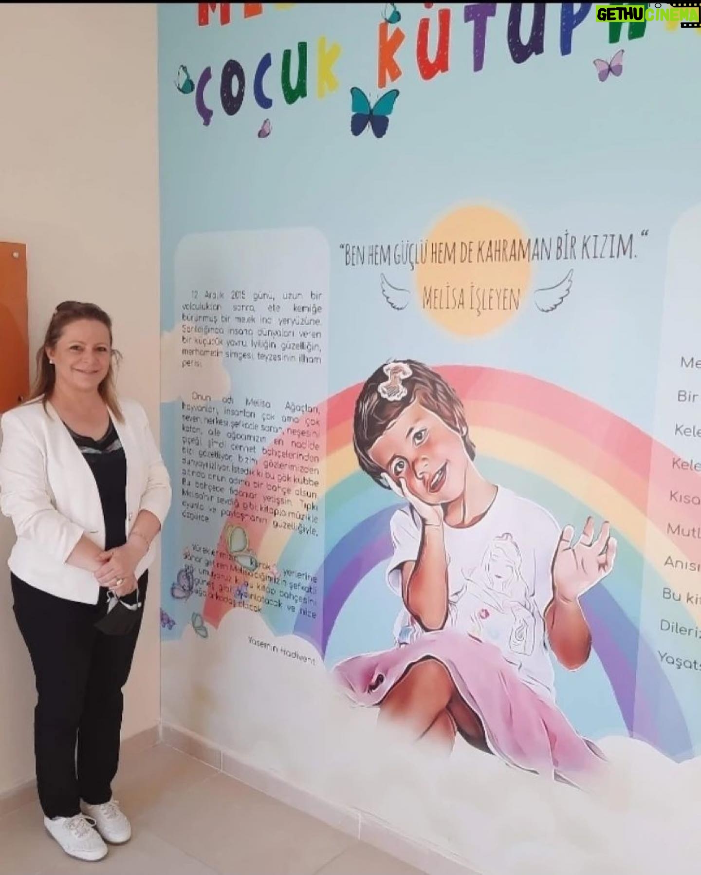 Yasemin Hadivent Instagram - ✨Melisa İşleyen Çocuk Kütüphanesi✨nin emekçilerinden kütüphane şefimiz Hilal Çuhadar hanımefendi, kalplerimiz bir.🙏🏻Işığımız Melisa 🦋 Posted @withregram • @hilal_cuhadar #tbt günüymüş. Beylikdüzü Belediyesi Melisa İşleyen Çocuk Kütüphanesi Açılışımızdan... 2021'de açılışını gerçekleştirdiğimiz Kütüphanemiz benim için kuruluşunu ve açılışını gerçekleştirdiğimiz 17 kütüphanenin en anlamlısı ve en özeliydi. Melisa🦋🦋🦋🦋 meleğim nurlar içinde uyu🦋🦋🦋 Ben ve sevenlerin, senin bizim yanımızda olduğunu biliyor ve hissediyoruz.💐💐💐