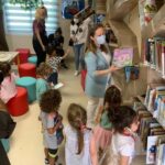 Yasemin Hadivent Instagram - ✨Melisa İşleyen Çocuk Kütüphanesi✨nin emekçilerinden kütüphane şefimiz Hilal Çuhadar hanımefendi, kalplerimiz bir.🙏🏻Işığımız Melisa 🦋 Posted @withregram • @hilal_cuhadar #tbt günüymüş. Beylikdüzü Belediyesi Melisa İşleyen Çocuk Kütüphanesi Açılışımızdan... 2021'de açılışını gerçekleştirdiğimiz Kütüphanemiz benim için kuruluşunu ve açılışını gerçekleştirdiğimiz 17 kütüphanenin en anlamlısı ve en özeliydi. Melisa🦋🦋🦋🦋 meleğim nurlar içinde uyu🦋🦋🦋 Ben ve sevenlerin, senin bizim yanımızda olduğunu biliyor ve hissediyoruz.💐💐💐