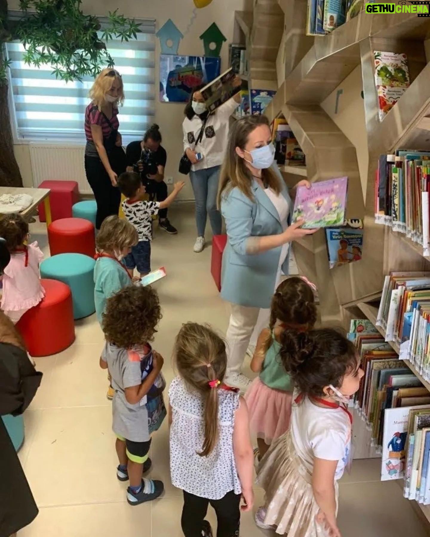 Yasemin Hadivent Instagram - ✨Melisa İşleyen Çocuk Kütüphanesi✨nin emekçilerinden kütüphane şefimiz Hilal Çuhadar hanımefendi, kalplerimiz bir.🙏🏻Işığımız Melisa 🦋 Posted @withregram • @hilal_cuhadar #tbt günüymüş. Beylikdüzü Belediyesi Melisa İşleyen Çocuk Kütüphanesi Açılışımızdan... 2021'de açılışını gerçekleştirdiğimiz Kütüphanemiz benim için kuruluşunu ve açılışını gerçekleştirdiğimiz 17 kütüphanenin en anlamlısı ve en özeliydi. Melisa🦋🦋🦋🦋 meleğim nurlar içinde uyu🦋🦋🦋 Ben ve sevenlerin, senin bizim yanımızda olduğunu biliyor ve hissediyoruz.💐💐💐